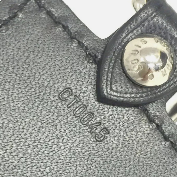 LOUIS VUITTON PORT CLES BLACK LEATHER KEY RING HOLDER CHARM/F0539 (NWT). - Picture 10 of 16